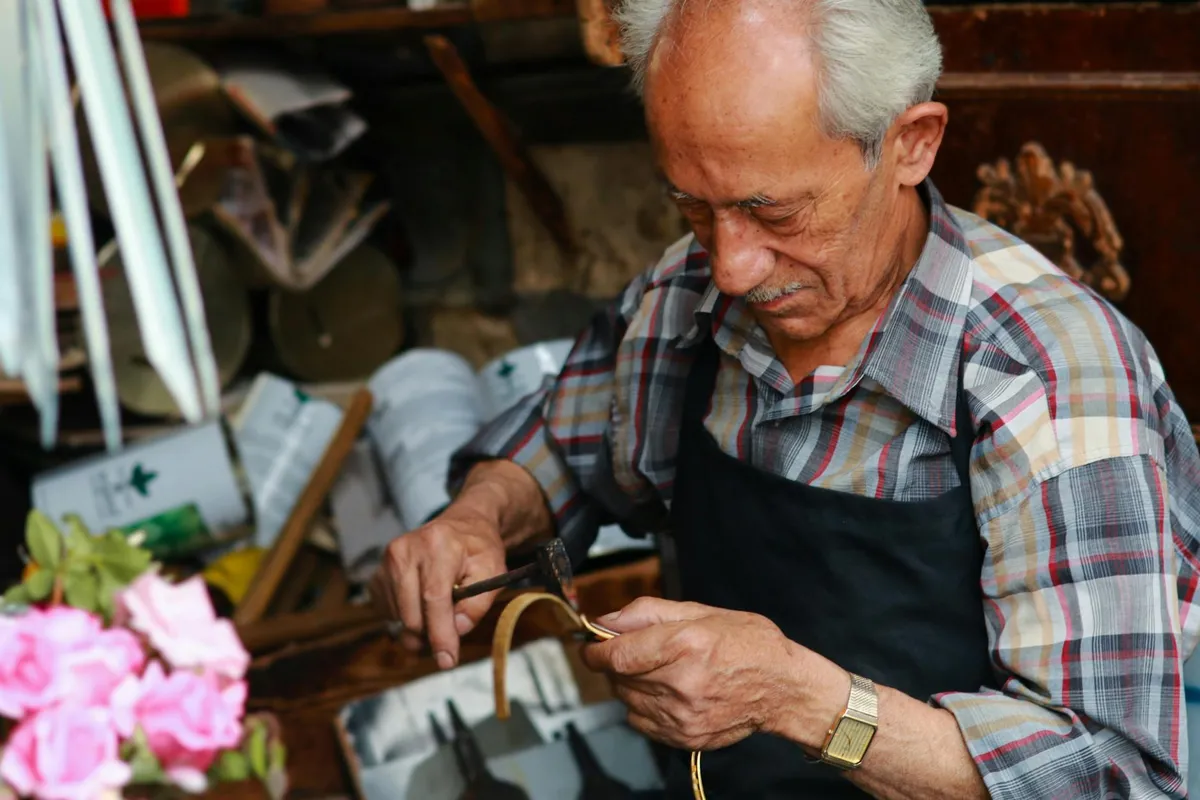 Lavorazione del Collare Artigianale Artigiano al lavoro su un collare in cuoio